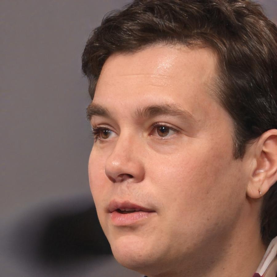 Portrait de Marc Dubois, consultant financier indépendant